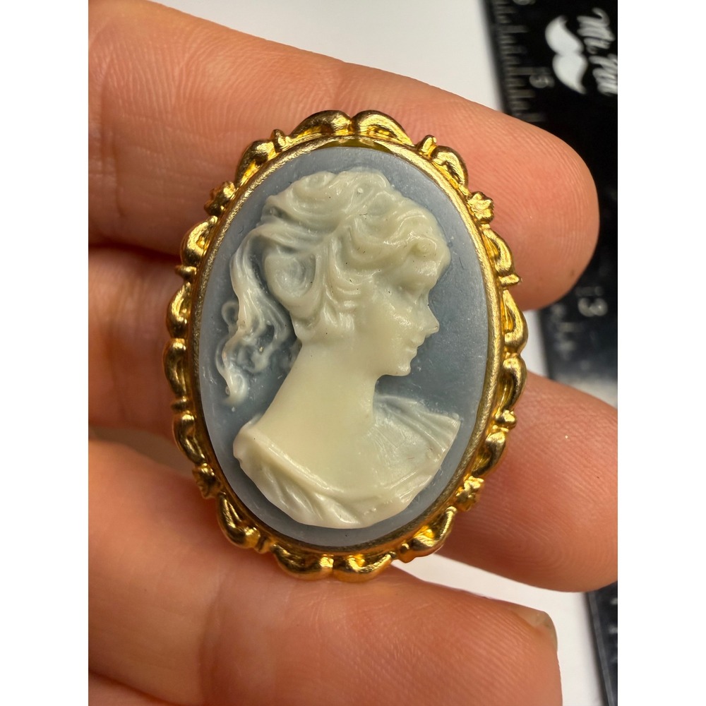 Vintage Gold Tone Blue Grey and Cream Resin Cameo Oval Brooch Pin